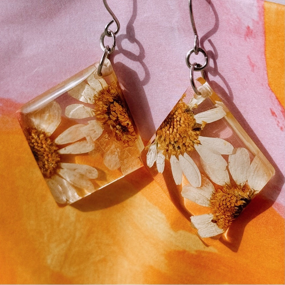 Pressed Flower Daisy Handmade Geometric dangle earrings in Resin
